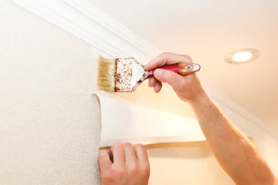 Pose de papier peint à Saunay — revêtements muraux et toiles de verre
